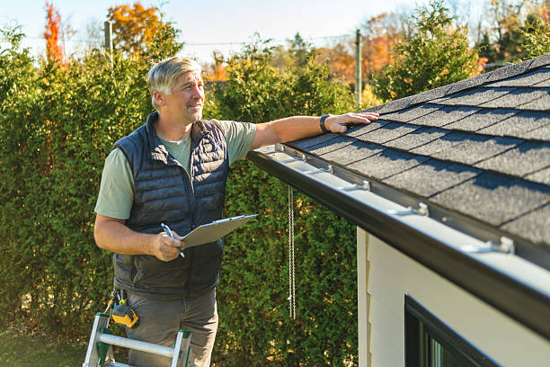 Professional Roofing technician working in Three Rivers, TX